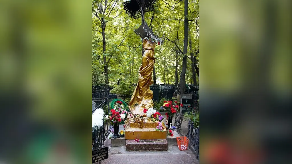 «Соня, дай фарту»: Как безымянная могила на Ваганьковском превратилась в место исполнения желаний